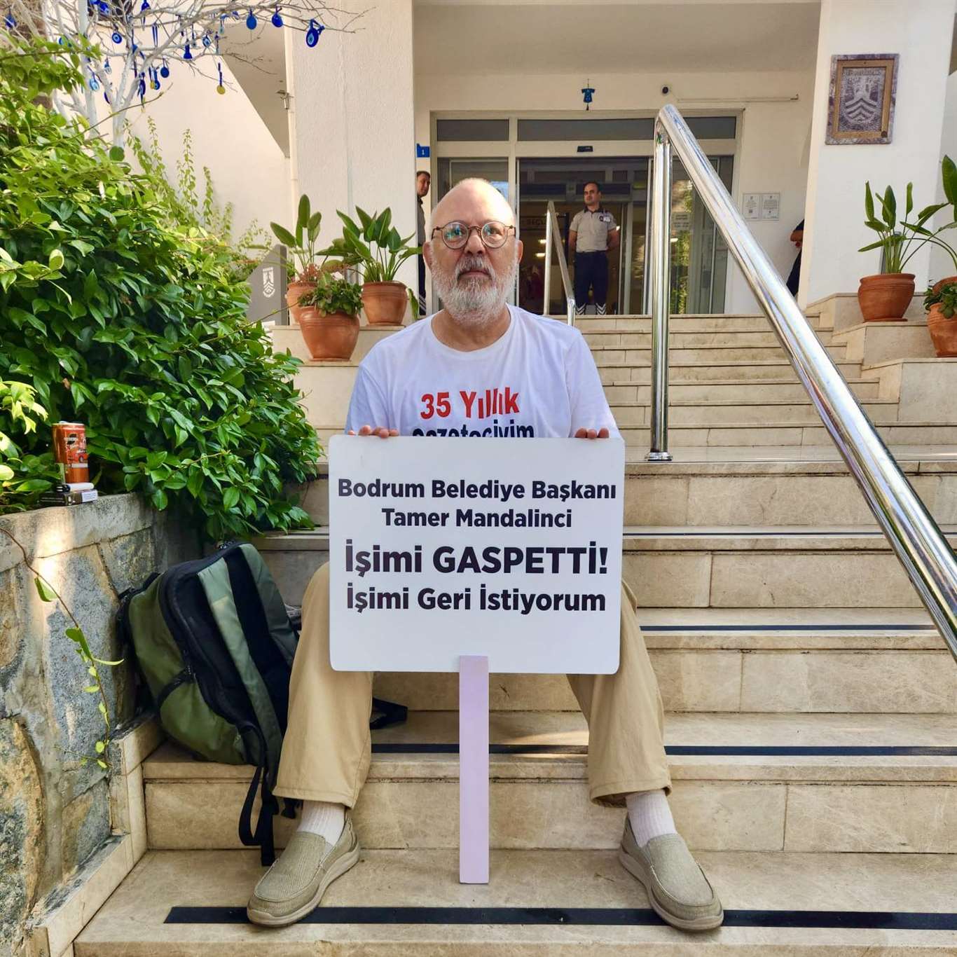 Oturma eylemi yapan gazeteciye destek kampanyası başlatıldı haberi
